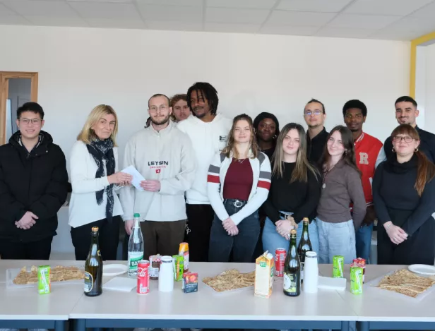 ESICAD-Toulouse-Les-étudiants-en-MAN-HR-remettent-un-chèque-à-l’association-Les-Fées